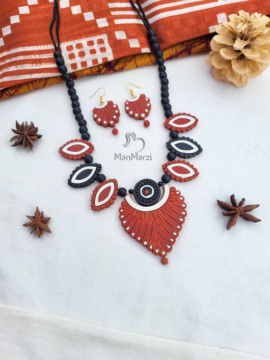 Rustic Petals: Handcrafted Brown & Black Jewelry Set | manmarzi.com