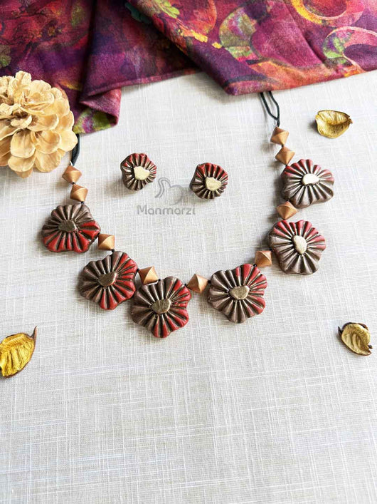 Decorative necklace with Abstract Floral Design | Manmarzi 
