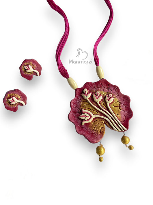 Decorative necklace with floral design frum brand 'Manmarzi'.
