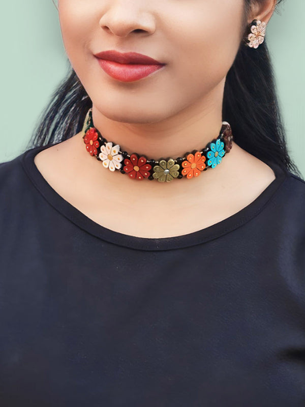 Handmade Hues: Floral Choker for a Vibrant Statement from Manmarzi