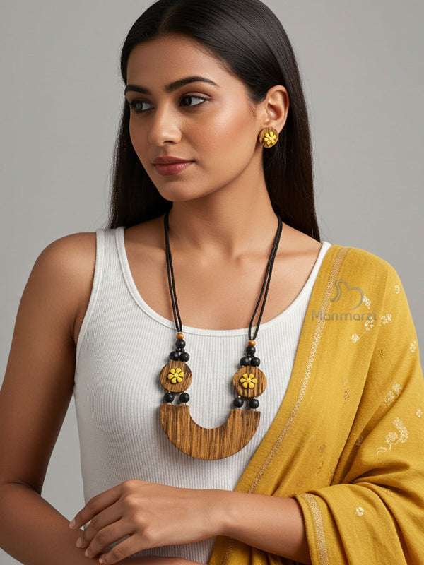 Urvi- Handcrafted Brown Crescent Jewellery Set With Floral Detailing