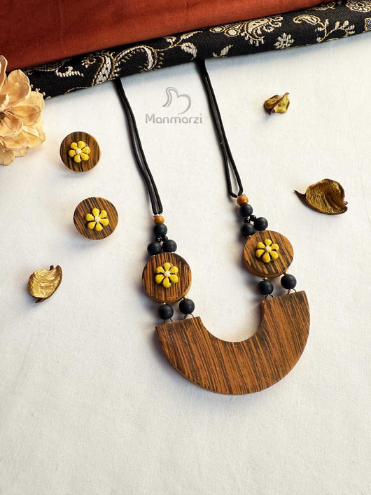 Urvi- Handcrafted Brown Crescent Jewellery Set With Floral Detailing