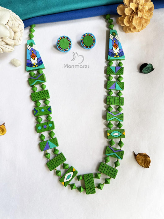 Green necklace and earrings with geometric patterns 