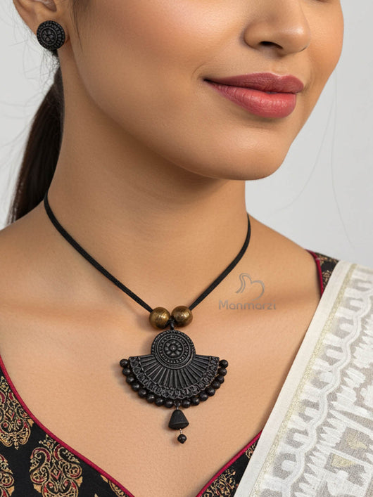 Kaaya- Exquisite Black Jewellery Set With Earstuds | Manmarzi