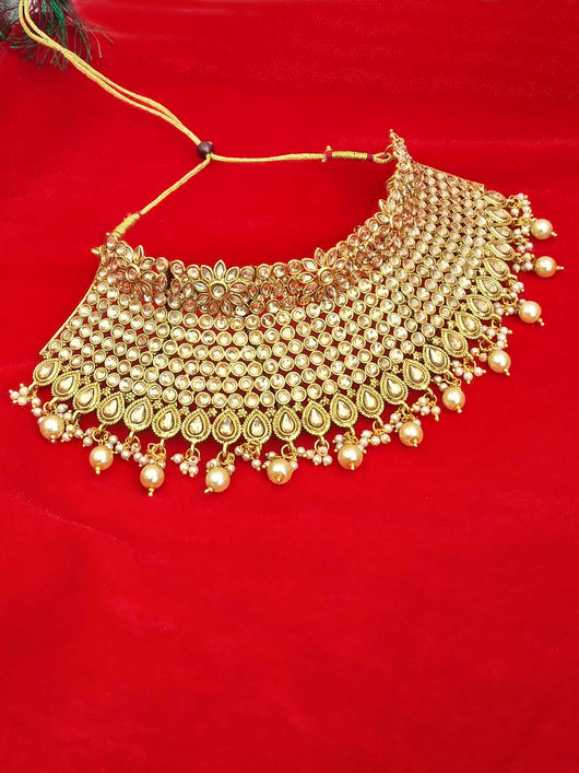 Gold toned Kundan studded Jewelry Set