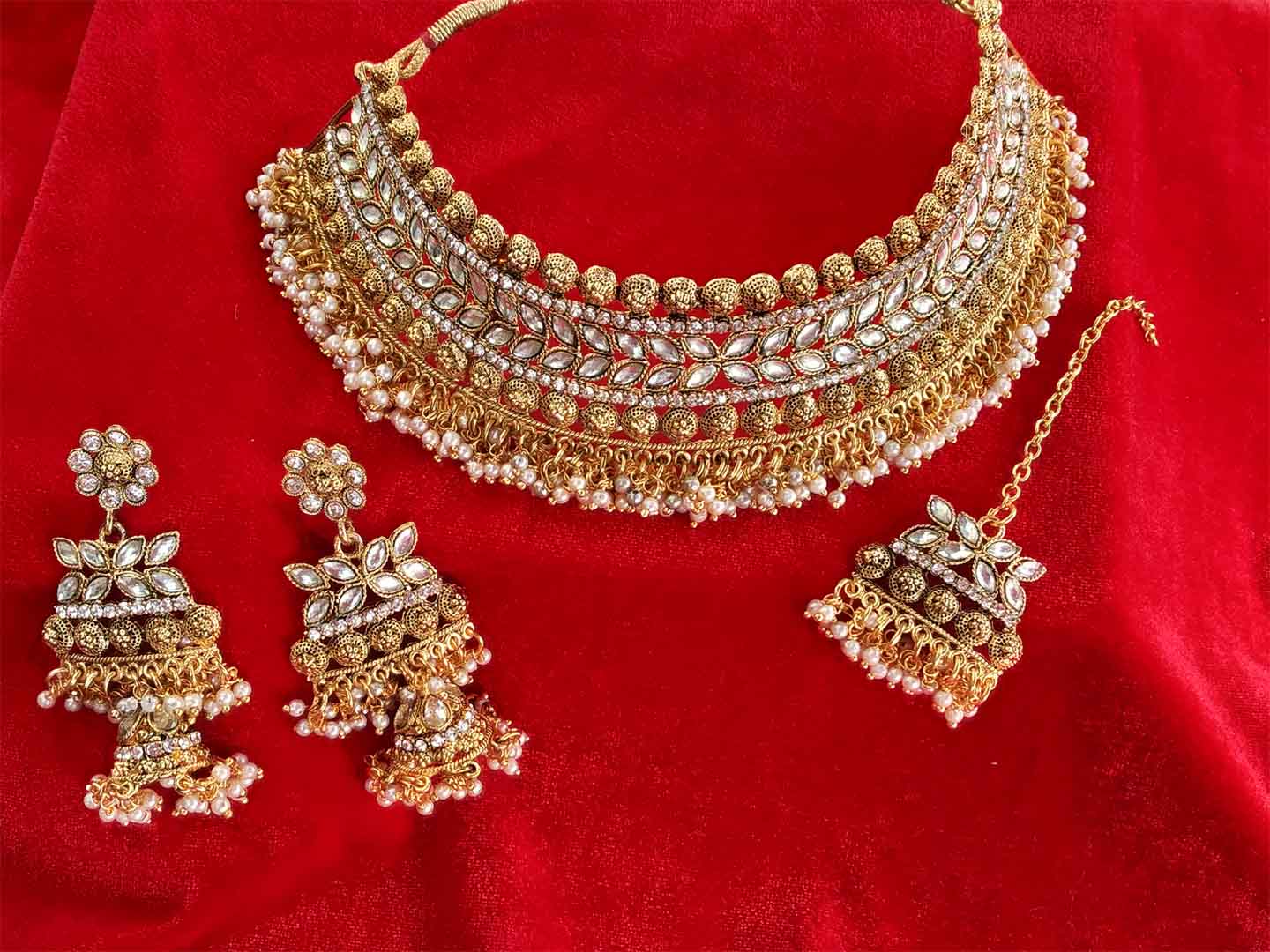 Gold plated Kundan Studded Jewelry Set with Maangtika