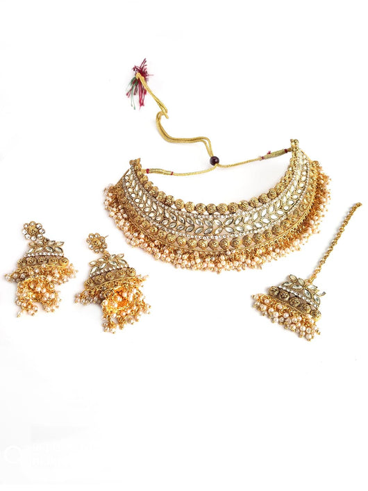 beautiful designed Kundan jewellery with Maang Tikka